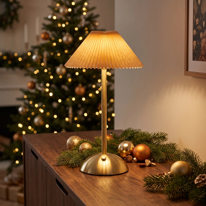 Festliche LED-Tischlampe mit plissiertem Schirm und goldfarbenem Standfuss