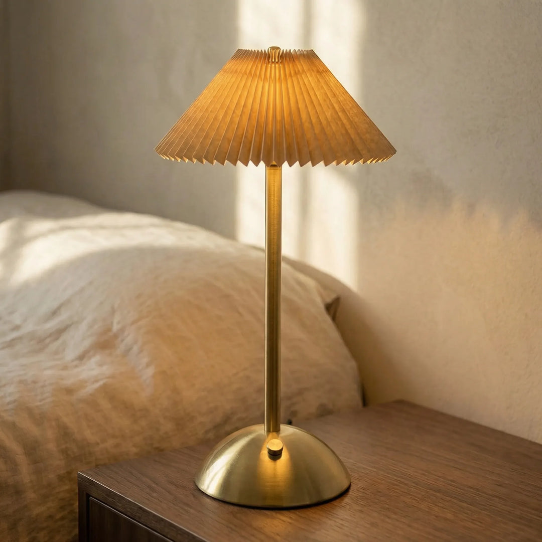 Festliche LED-Tischlampe mit plissiertem Schirm und goldfarbenem Standfuss