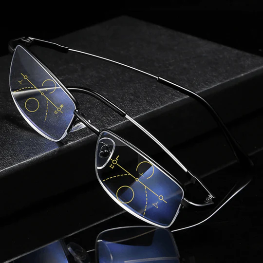 Brille mit schwarzem Halbrandgestell auf dunklem Untergrund, die Gläser zeigen bläulichen Schimmer und gelb markierte 10