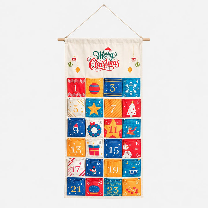 Hängender Adventskalender mit farbigen Taschen in Rot, Gelb und Blau mit weißen Zahlen und winterlichen Motiven, freigestellt auf hellem Grund. 2