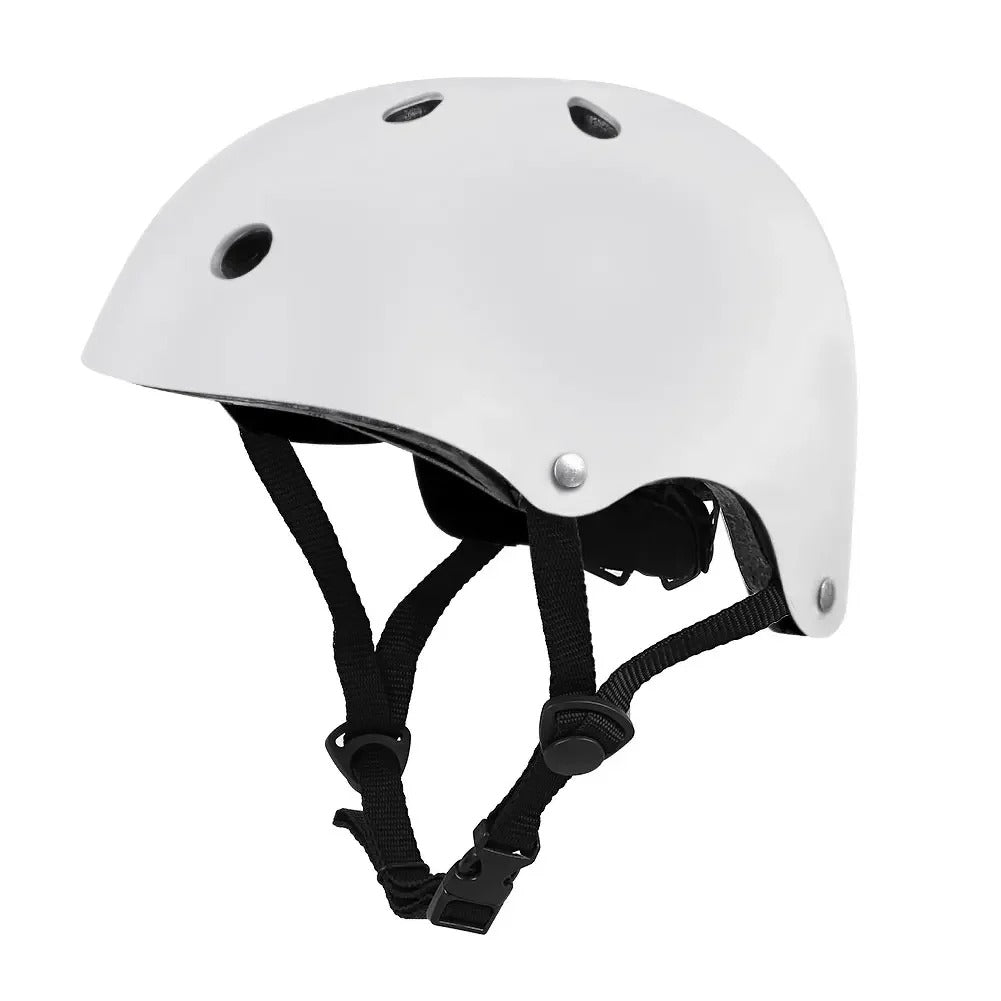 Weißer Fahrradhelm mit Belüftungslöchern, verstellbarem Kinnriemen, Sicherheitsschutz.