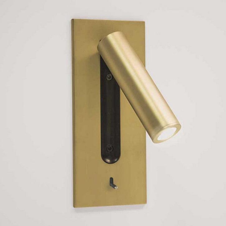 Goldfarbene Wandleuchte mit nach rechts ausgeschwenktem leuchtendem Zylinder, schwarzem Einsatz und kleinem Schalter 26