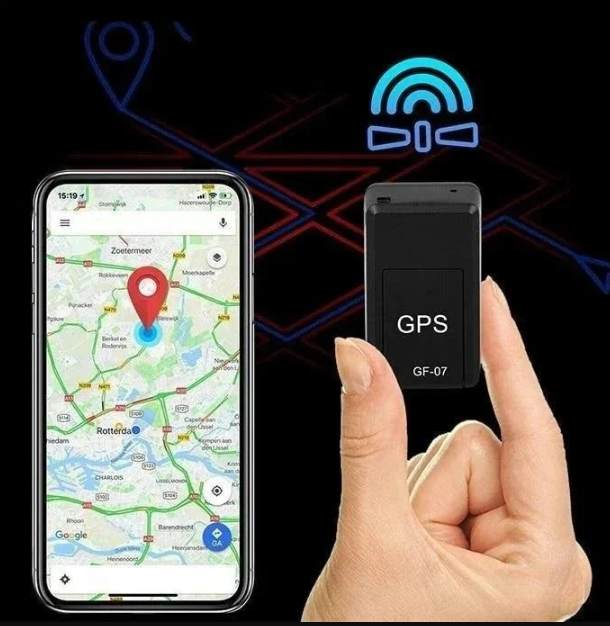 Hand hält den kleinen schwarzen Tracker neben einem Smartphone mit Straßenkarte und rotem Standortpin vor dunklem Hintergrund mit Funksymbol. 7