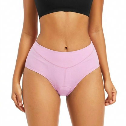 Frontansicht der zartrosa Radunterhose am Model, mit glatter Oberfläche und V-förmiger Bundnaht 13