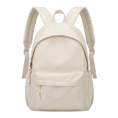 Cremefarbener Rucksack von vorn mit Frontfach, Reißverschluss-Zugbändern, seitlichen Taschen und verstellbaren Schultergurten auf weißem Hintergrund. 5