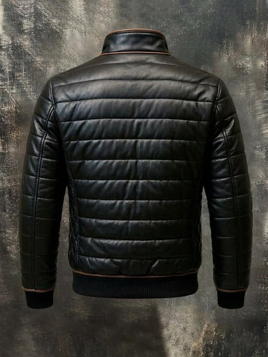 Rückansicht der schwarzen Steppjacke mit horizontalen Steppnähten, Stehkragen und schwarzen Strickbündchen mit brauner Kante 4
