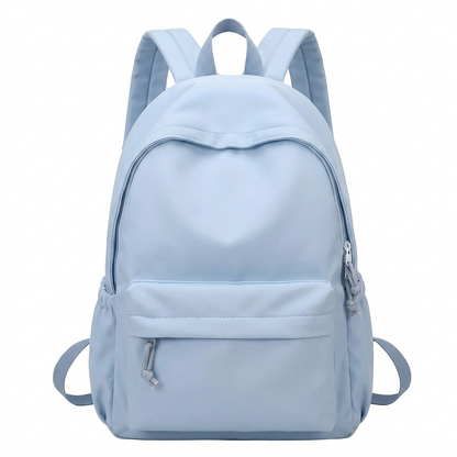 Hellblauer Rucksack von vorn mit aufgesetztem Frontfach, Zugbändern an den Reißverschlüssen, seitlichen Taschen und Tragegriff vor weißem Hintergrund. 6