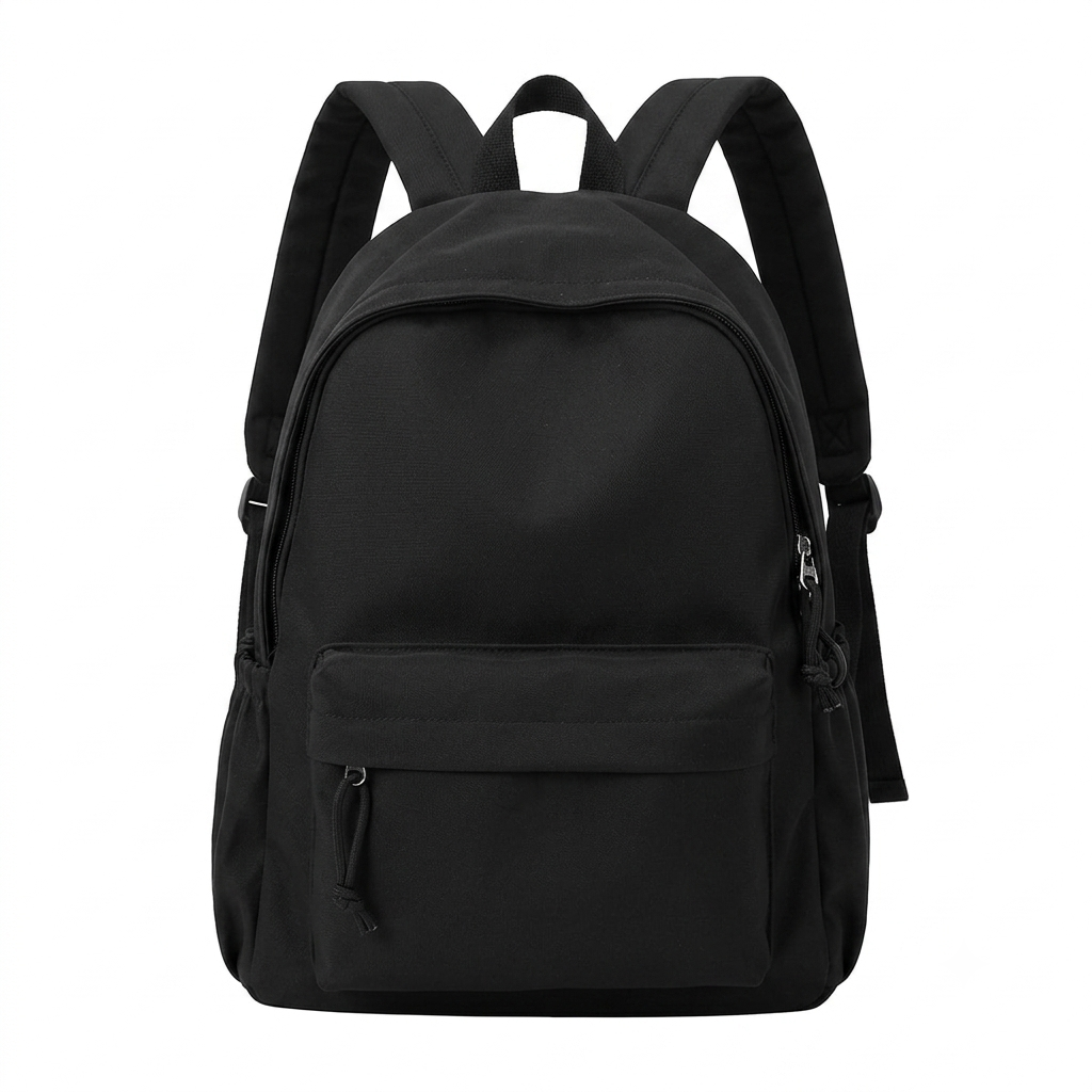 Schwarzer Rucksack in der Vorderansicht mit großem Frontfach, seitlichen Gummizug-Taschen, Tragegriff und gepolsterten Schultergurten vor weißem Hintergrund. 4