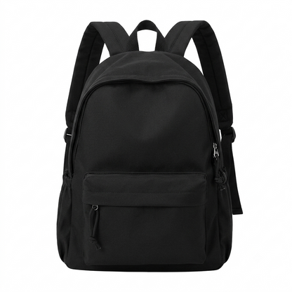 Schwarzer Rucksack in der Vorderansicht mit großem Frontfach, seitlichen Gummizug-Taschen, Tragegriff und gepolsterten Schultergurten vor weißem Hintergrund. 4