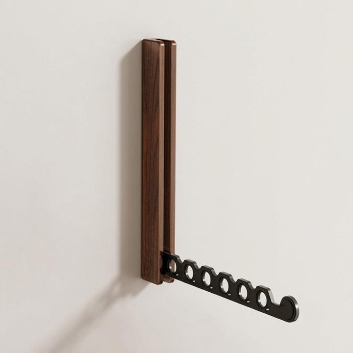 Dunkle Holzgarderobe mit ausgeklapptem schwarzem Metallarm mit sechs Löchern, ohne Kleidung, schräg von der Seite vor weißer Wand. 6