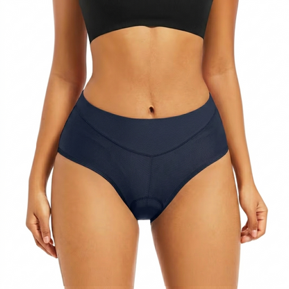 Frontansicht der marineblauen Radunterhose am Model, mit V-förmiger Naht am Bund 7