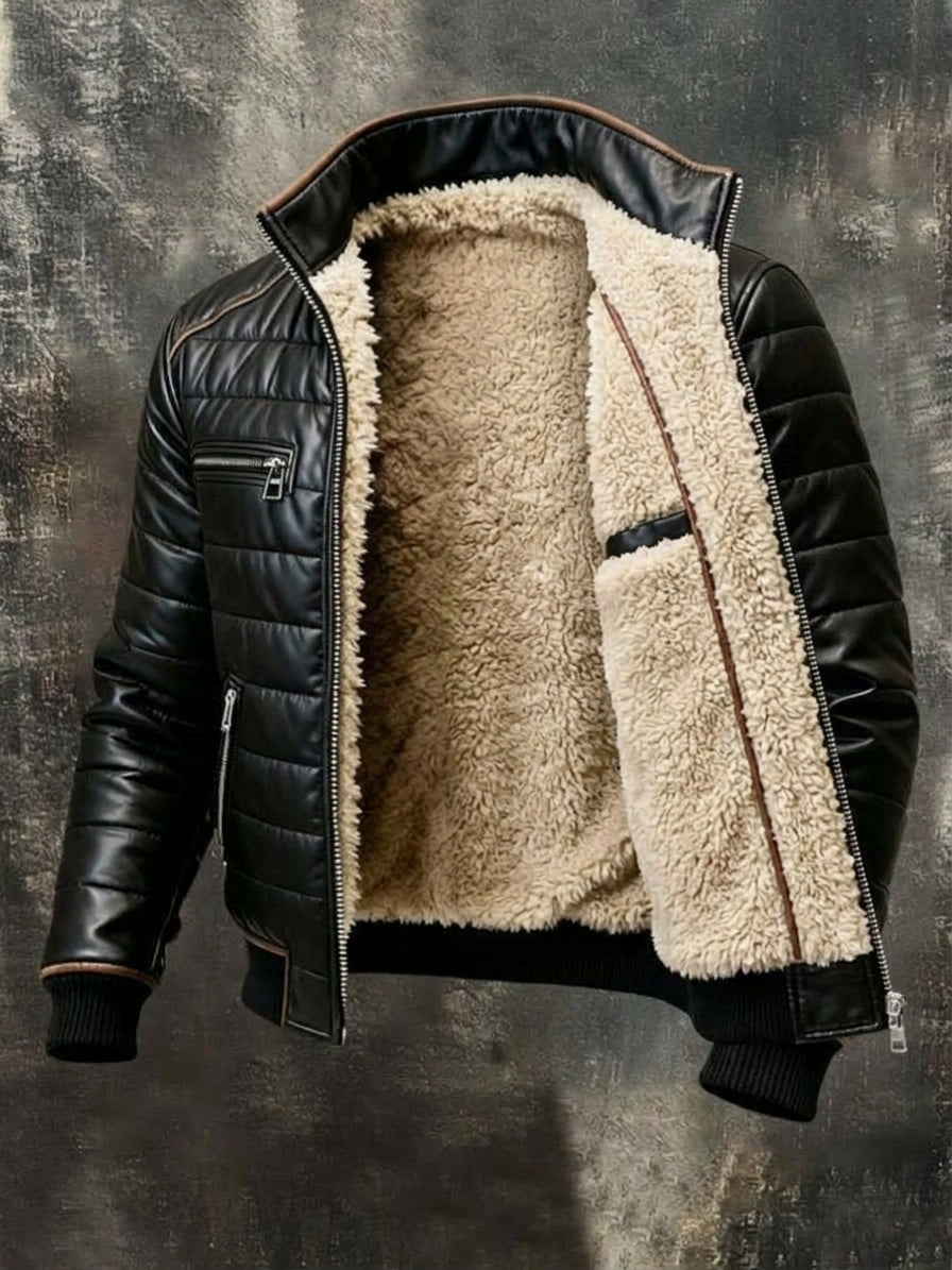 Weit geöffnete schwarze Steppjacke, die das flauschige beige Fleecefutter im Inneren und eine Innentasche zeigt 2