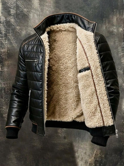 Weit geöffnete schwarze Steppjacke, die das flauschige beige Fleecefutter im Inneren und eine Innentasche zeigt 2