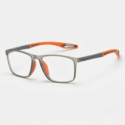 Brille mit transparent grauem Rahmen, grauen Bügeln und orangefarbenen Bügelenden sowie orangen Nasenpads, schräg von vorne. 5
