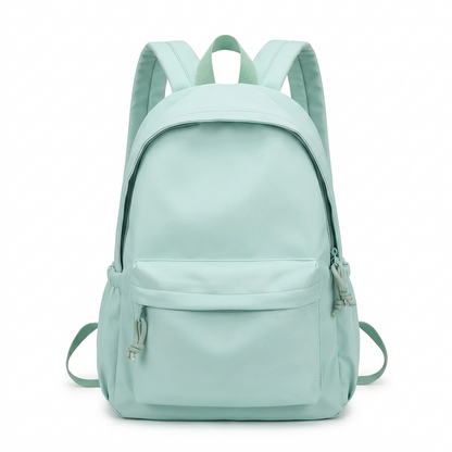 Mintgrüner Rucksack von vorn auf weißem Hintergrund, mit Frontfach, Reißverschluss-Zugbändern, Tragegriff und gepolsterten Schultergurten. 1