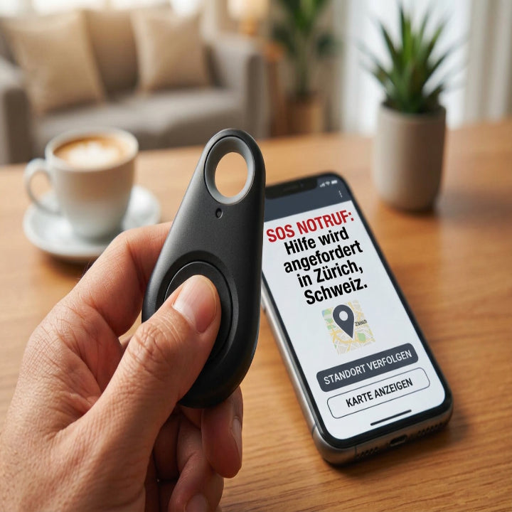 Hand drückt die Taste des schwarzen Trackers, im Hintergrund ein Smartphone mit Notruf-Meldung und Karte 4