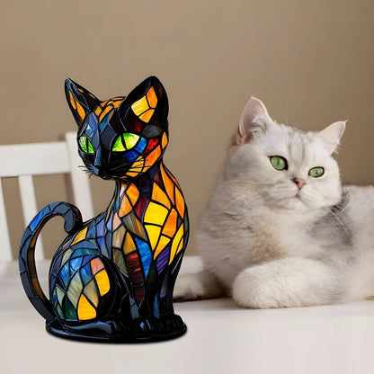 Bunte Katzenfigur steht neben einer echten weißen Katze mit grünen Augen auf einer hellen Fläche 6