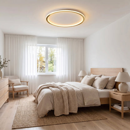 Goldene Ringleuchte an der Decke eines hellen Schlafzimmers mit Holzbett und Nachttischen 5