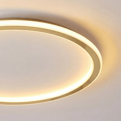 Nahaufnahme des goldfarbenen Metallrahmens und des diffusen Lichtstreifens der eingeschalteten Deckenleuchte 2