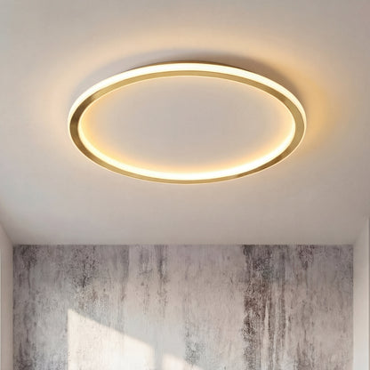 Leuchtender goldener Ring an der Decke vor einer Wand in Betonoptik 7