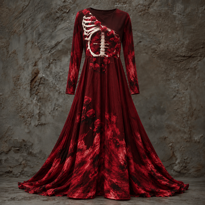 Dunkelrotes Maxikleid in der Frontansicht mit weißem Rippenmotiv am Oberteil, Rosenapplikationen und rot gemusterter, ausgestellter Rockpartie. 2