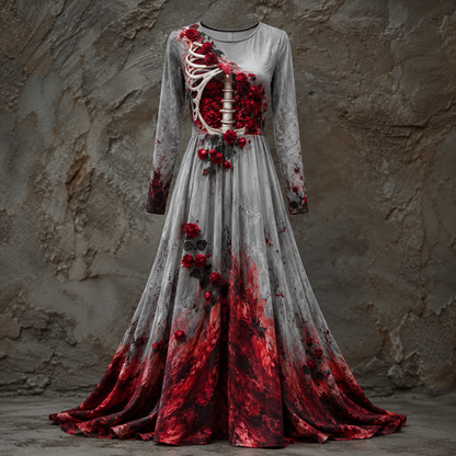 Graues Maxikleid mit langen Ärmeln, Rippen-Skelett-Oberteil, roten Rosen und blutroten Farbverläufen am weit schwingenden Rock, vor rauer Wand. 1