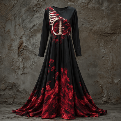 Schwarze Variante des langärmeligen Maxikleids mit Skelett-Oberteil und roten Rosen, der Rock läuft unten in rote flammenartige Muster aus. 3
