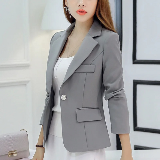 Grauer Damenblazer mit Taschen, elegantes Design, Bürooutfit, formelle Damenmode.