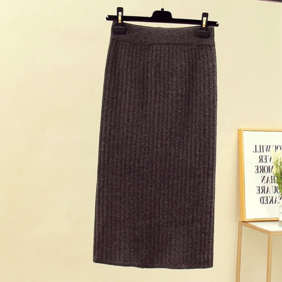 Grauer gerippter Strickrock, knielang, elegant, Damenmode, Herbst-Winter-Kollektion.