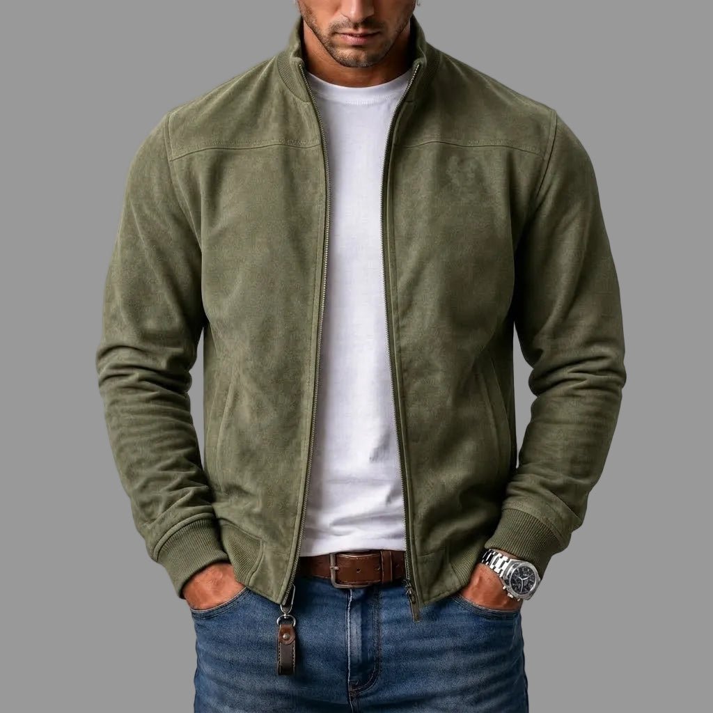Mann trägt die olivgrüne Jacke in Wildlederoptik offen über weißem T-Shirt, mit Lederanhänger am Reißverschlusszipper. 3