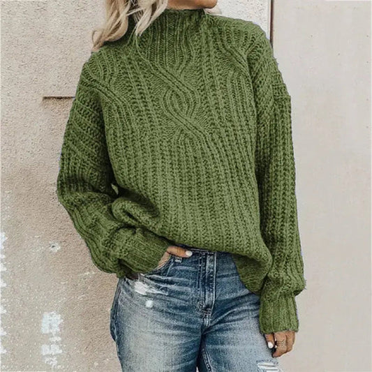 Frau in grünem Strickpullover und Jeans, lässige Herbstmode, gemütlicher Look.