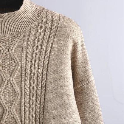 Beiger Strickpullover, Zopfmuster, Rundhalsausschnitt, warme Wintermode, Damenbekleidung.