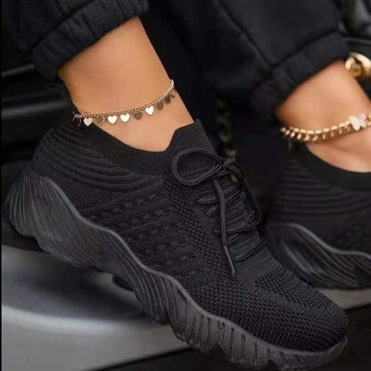 Schwarzer Sneaker Damen, gestricktes Material, modisch, bequem, mit Herzfußkettchen.