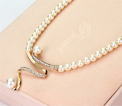 Perlenkette mit goldenen Details und Strasssteinen auf beigem Hintergrund, eleganter Schmuck.