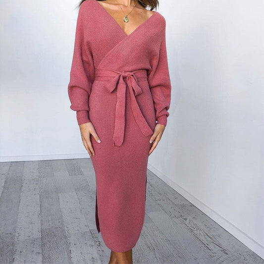 Frau in rosa Strickkleid mit Gürtel, V-Ausschnitt, Langarm, elegantes Design, modisch.