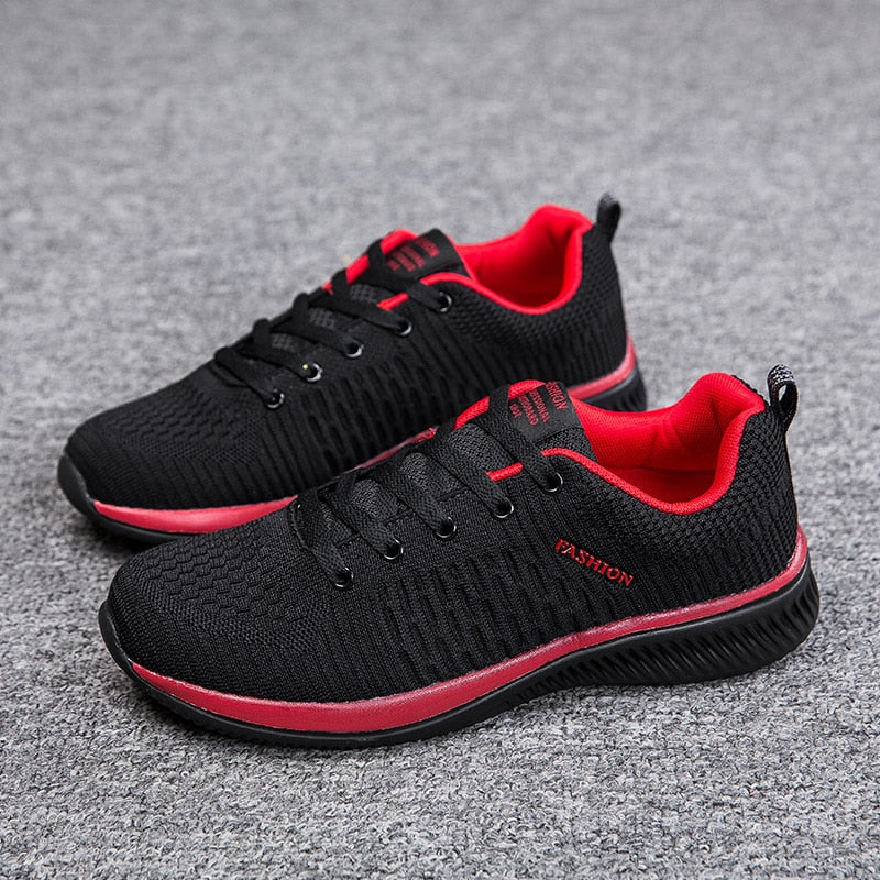 Schwarze Sportschuhe mit rotem Innenfutter, atmungsaktiv, rutschfeste Sohle, Herren Sneaker.