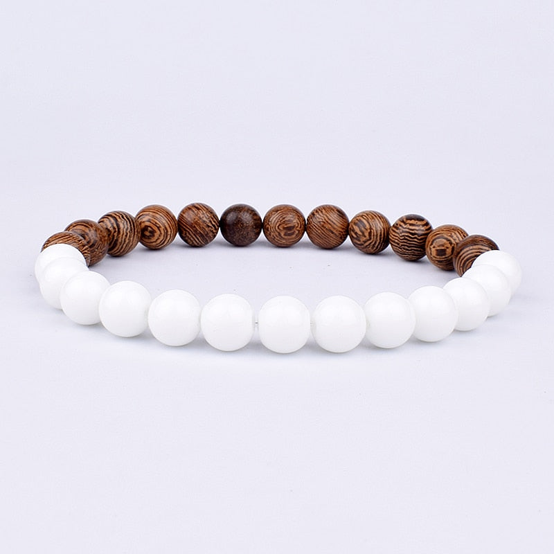 Armband aus weißen und braunen Perlen, Holz und Keramik, minimalistisches Schmuckdesign.