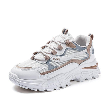 Weiße Sneaker mit dicker Sohle, Mesh-Einsätzen und braunen Akzenten für Damen.
