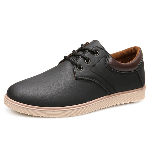 Schwarzer Herren-Ledersneaker mit braunem Innenfutter und beiger Sohle, modisch und bequem.