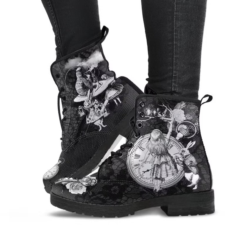 Schwarze Damenstiefel mit Alice im Wunderland Motiv, Schnürung, Uhr- und Kaninchen-Design.