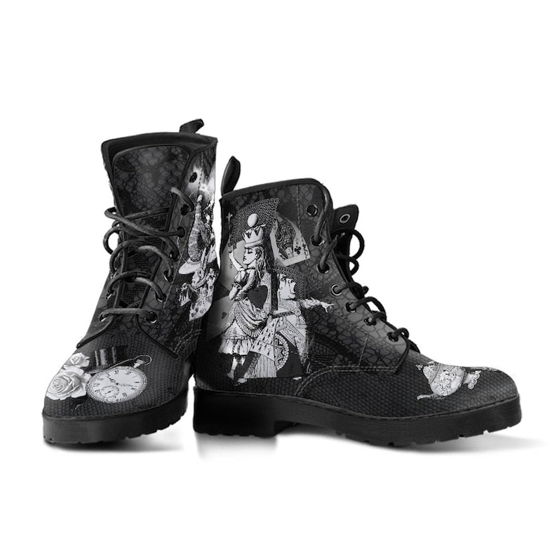 Schwarze Damenstiefel mit Uhr- und Alice-Motiv, Schnürung, rutschfeste Sohle, Gothic-Stil.
