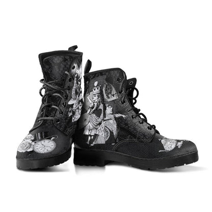 Schwarze Damenstiefel mit Uhr- und Alice-Motiv, Schnürung, rutschfeste Sohle, Gothic-Stil.