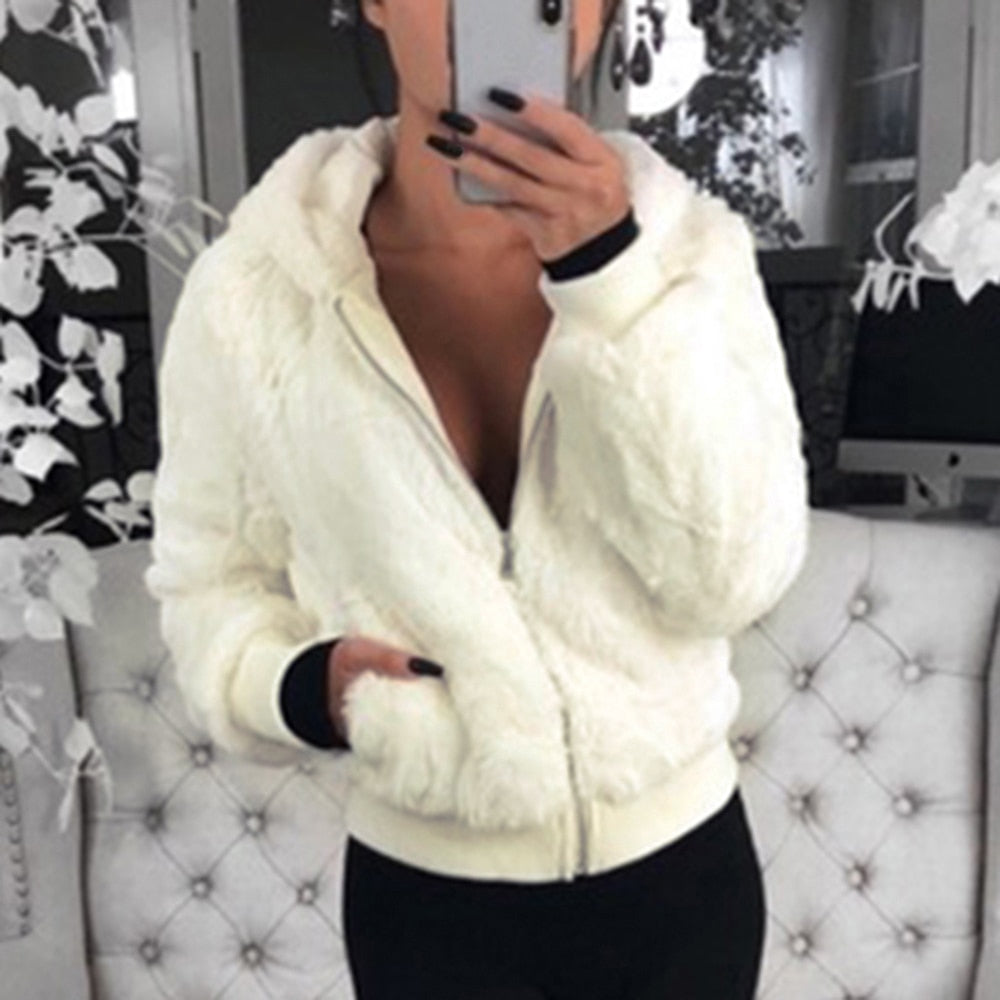 Weiße Damen-Fleecejacke mit Kapuze, Reißverschluss, gemütlich, modisch, Herbst-Winter-Bekleidung.