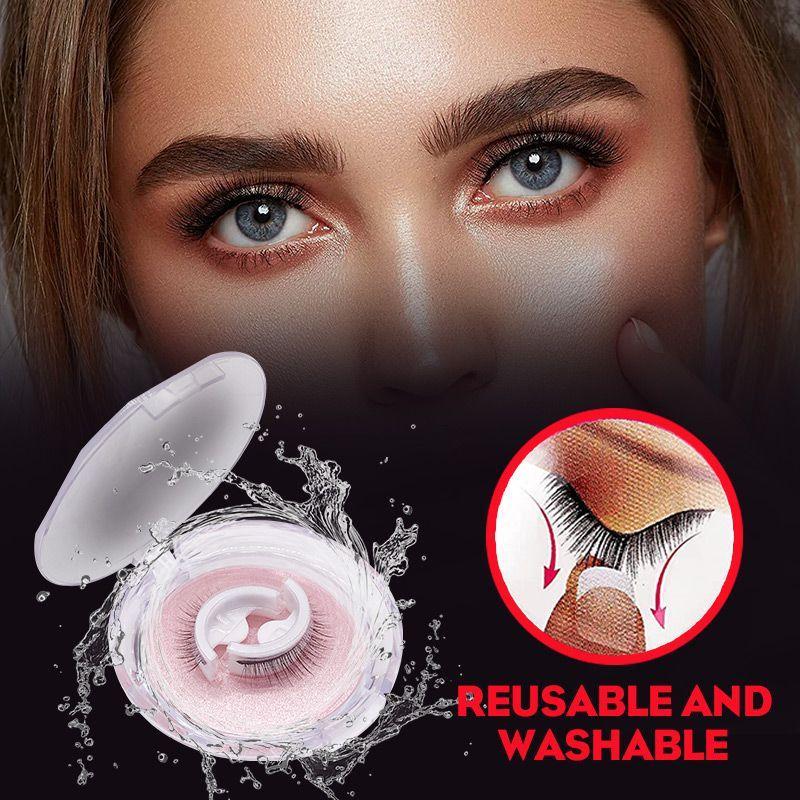 Model mit blauen Augen und Wimpern, davor die von Wasser umspritzte Box als Hinweis auf wiederverwendbare, waschbare Wimpern. 10