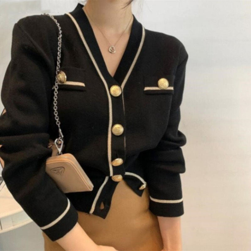 Damen Strickjacke schwarz mit goldenen Knöpfen, elegantes Design, Herbstmode, V-Ausschnitt.