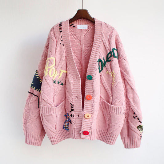Rosa Strickjacke mit bunten Knöpfen und Stickereien, Damenmode, Herbstkollektion.