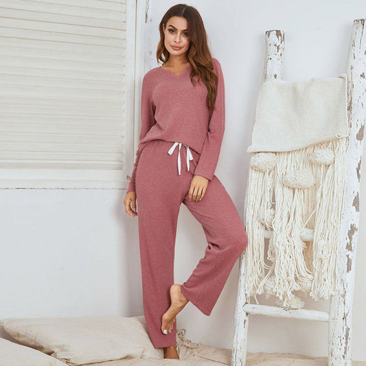Frau in rosa Pyjama-Set aus Baumwolle, gemütlich, modisch, Schlafzimmer, Freizeitkleidung.