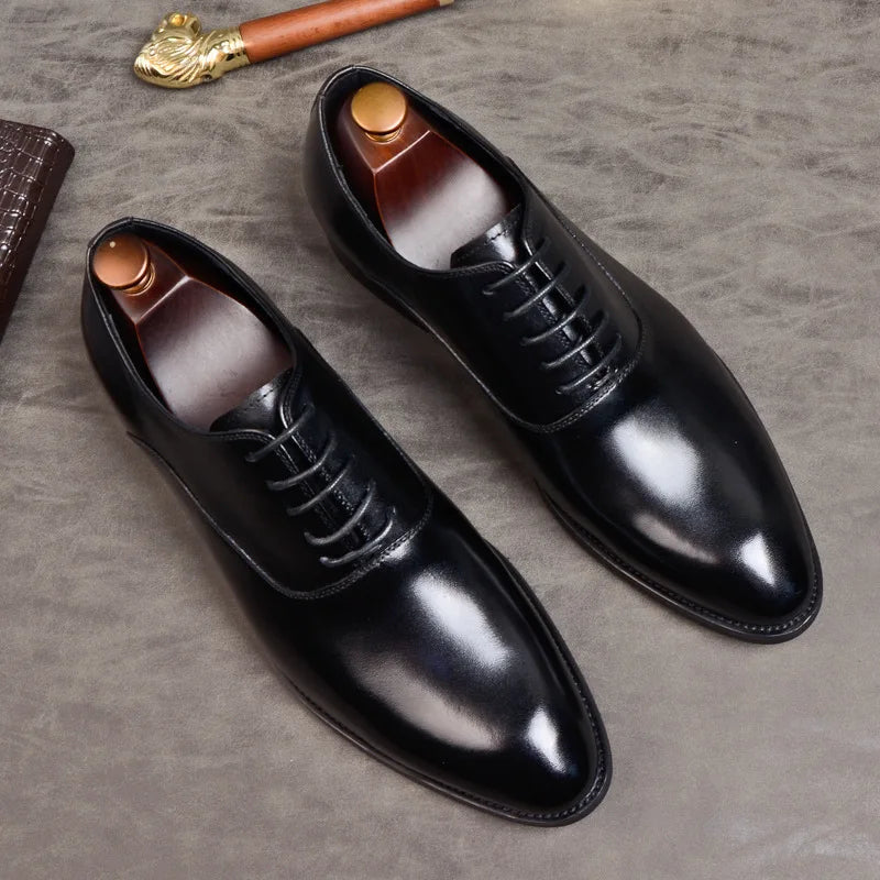 Schwarze, glänzende Lederschnürschuhe mit Schuhspannern von oben, am Rand ein Schuhlöffel und ein Portemonnaie 8