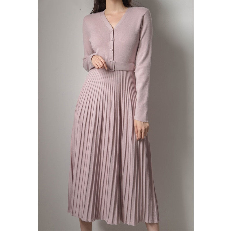 Damen Strickkleid rosa, langärmelig, V-Ausschnitt, plissierter Rock, elegantes Design.
