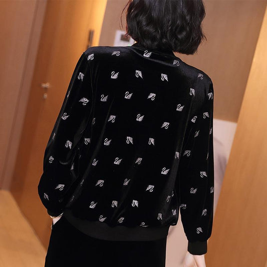 Schwarze Samtjacke mit Schwanenmotiv, Damenmode, elegant, langärmelig, Freizeitkleidung.